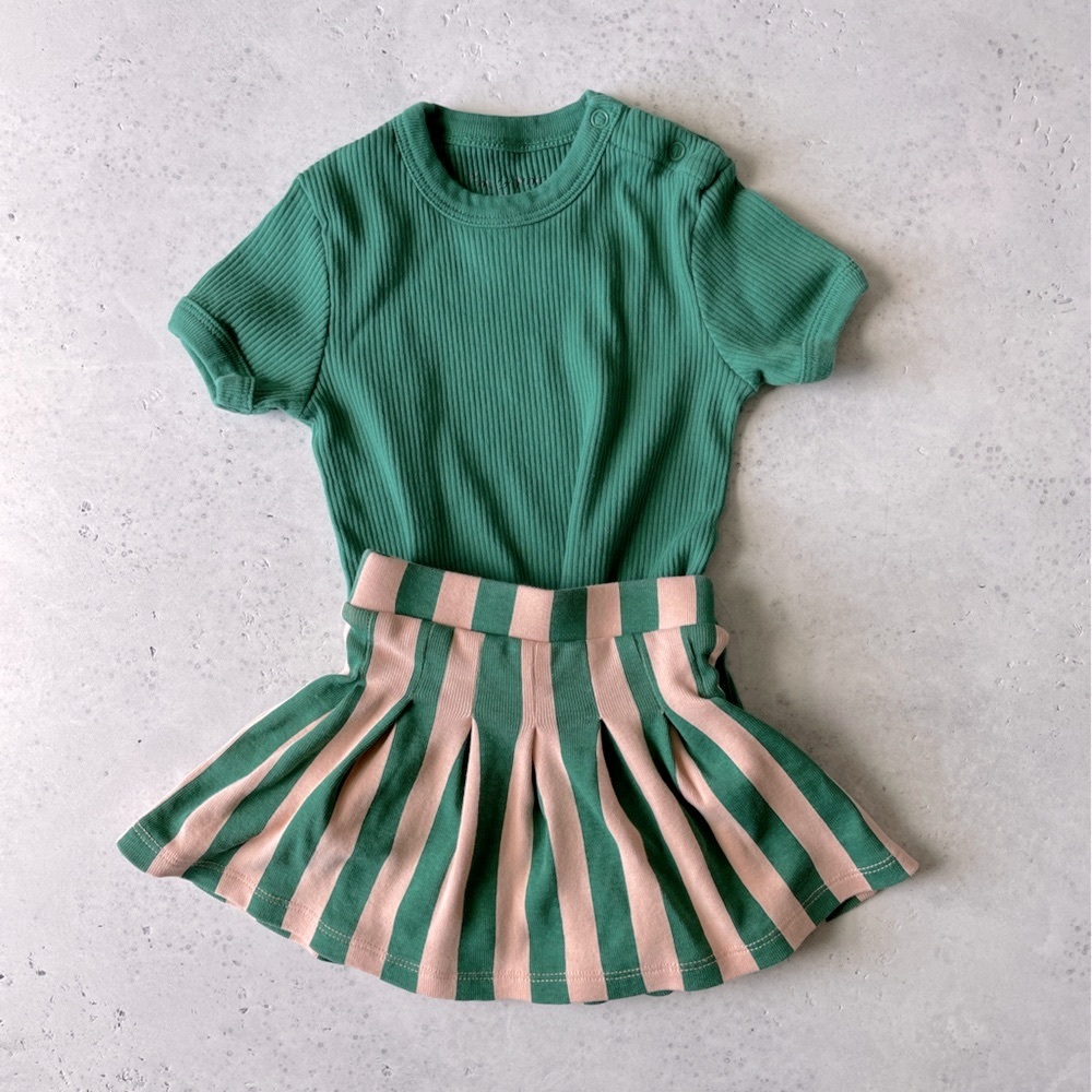 EUC Fin & Vince Set primary onesie & pleated skirt size 12-18 mos